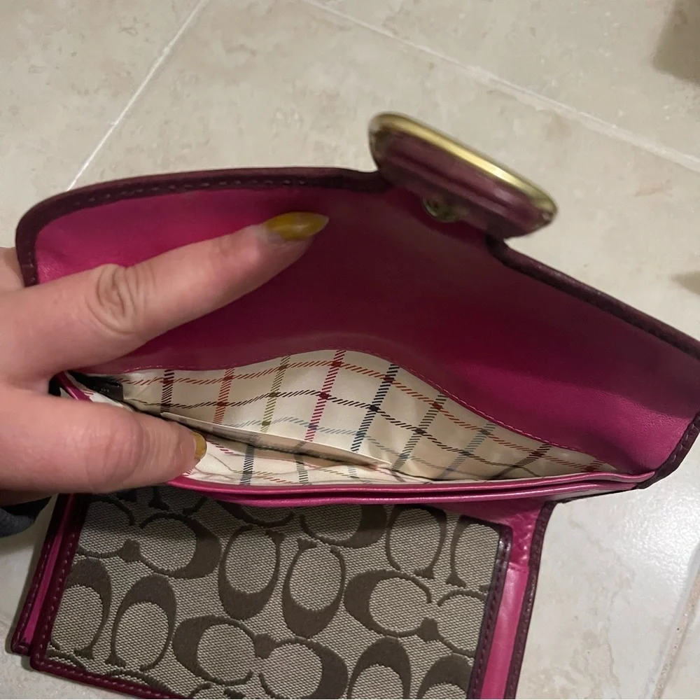 COACH - 40893 - Bleeker dark wine and brown signatures c envelope wallet - EUC - Picture 6 of 9